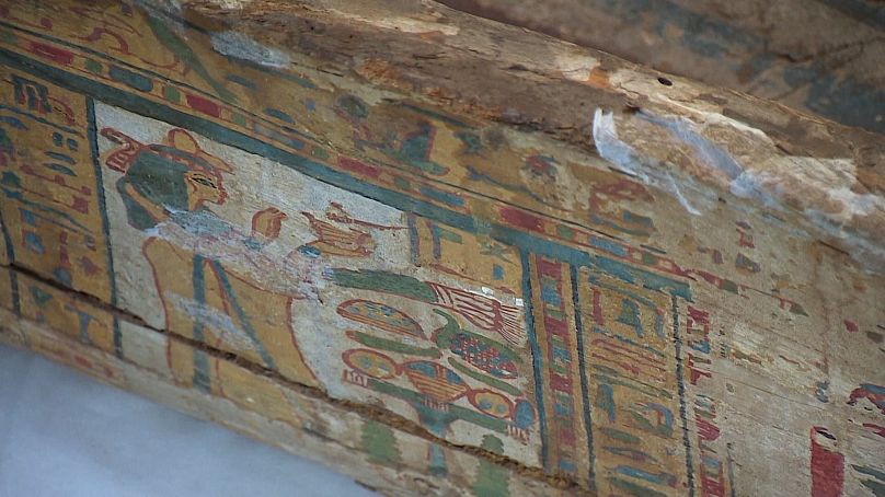 Zdjęcie przedstawia detale dekoracyjne egipskiego drewnianego sarkofagu