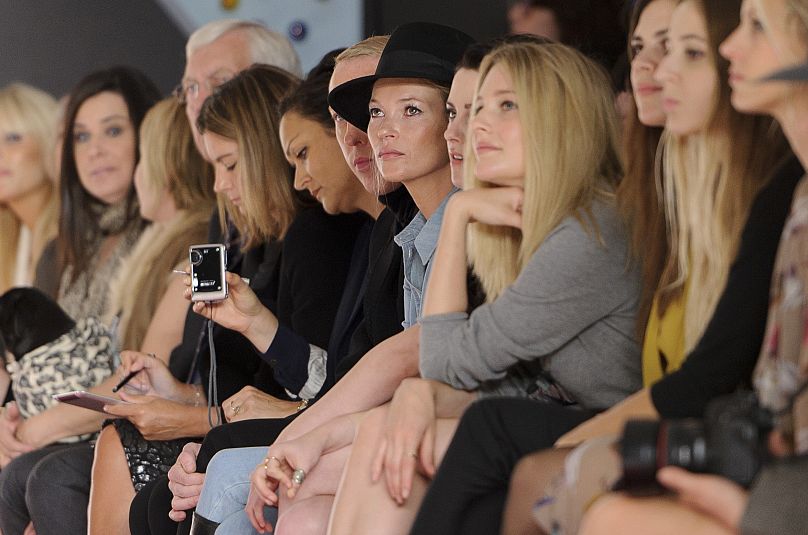 Kate Moss siedzi w pierwszym rzędzie podczas London Fashion Week.