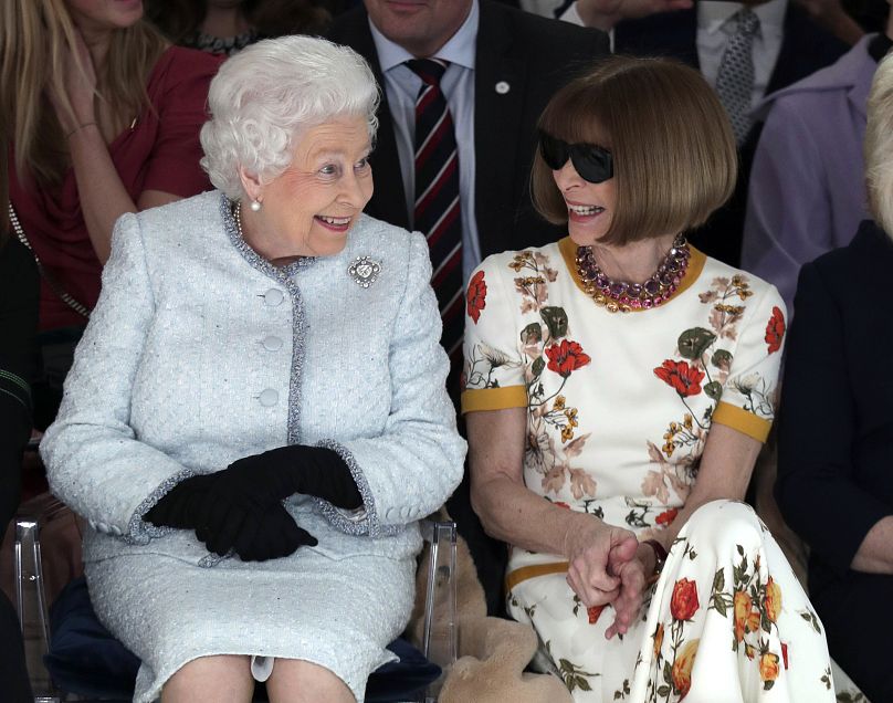 Zdjęcie z 2018 r. przedstawiające brytyjską królową Elżbietę siedzącą obok redaktorki ds. mody Anny Wintour podczas oglądania pokazu Richarda Quinna.