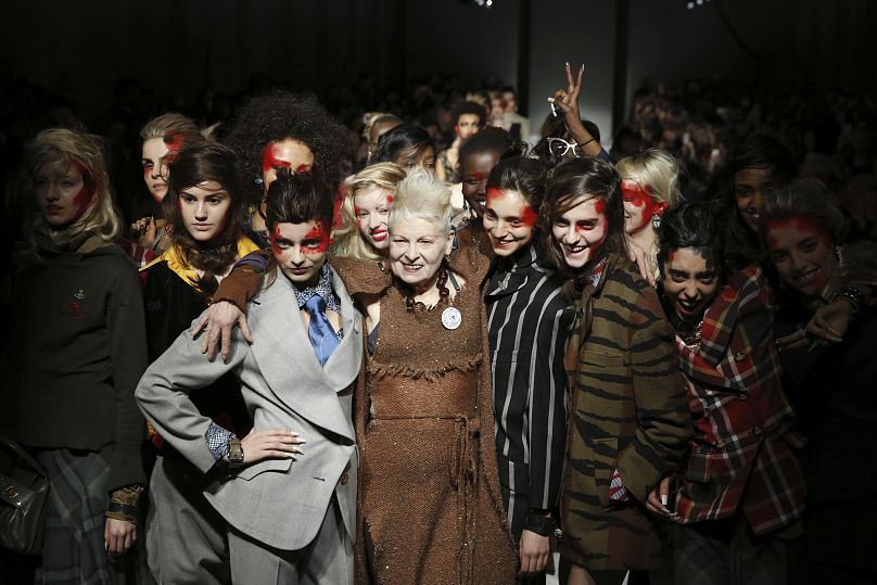 Brytyjska projektantka Vivienne Westwood pozuje z modelkami po pokazie na jesień/zimę 2015 podczas London Fashion Week w Londynie.