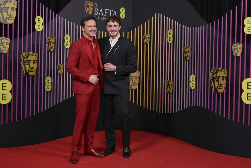 Andrew Scott (po lewej) i Paul Mescal pozują dla fotografów po przybyciu na 77. ceremonię wręczenia Nagród Filmowych Brytyjskiej Akademii Filmowej, nagrody BAFTA 2024