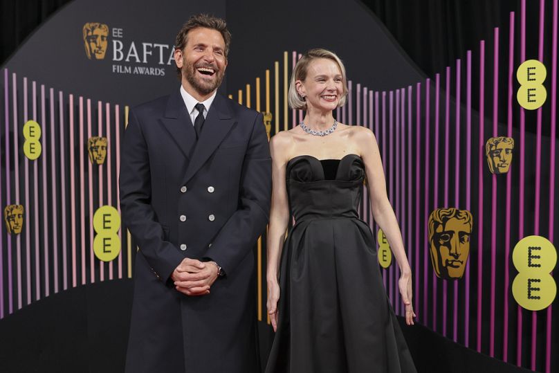 Bradley Cooper (po lewej) i Carey Mulligan pozują dla fotografów po przybyciu na 77. ceremonię wręczenia nagród Brytyjskiej Akademii Filmowej (BAFTA) w Londynie.