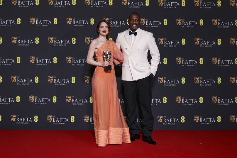 Emma Stone i Idris Elba pozują dla fotografów na 77. ceremonii rozdania nagród BAFTA Brytyjskiej Akademii Filmowej w Londynie