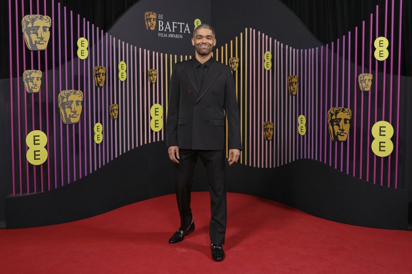 Kingsley Ben-Adir pozuje dla fotografów po przybyciu na 77. ceremonię rozdania Nagród Filmowych Brytyjskiej Akademii Filmowej, nagrody BAFTA 2024