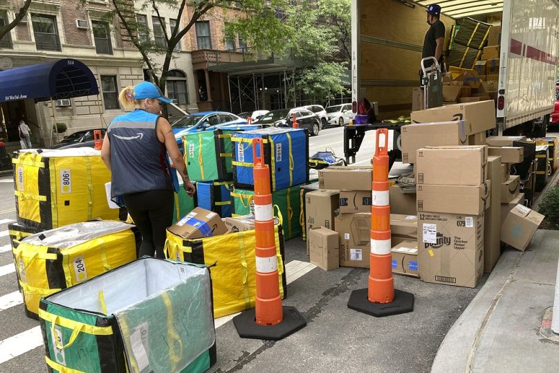 Rozładunek ciężarówki Amazon w celu dostaw w nowojorskiej dzielnicy Upper West Side, sierpień 2023 r