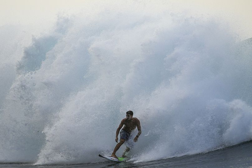Urodzona na Tahiti surferka Kauli Vaast na fali w Teahupo'o na Tahiti w Polinezji Francuskiej.  Vaast nauczył się surfować na tych falach w wieku zaledwie ośmiu lat.