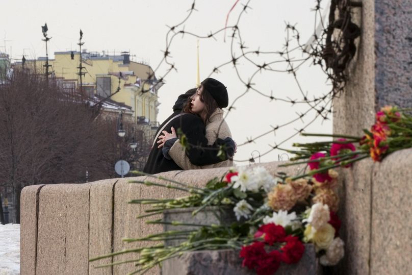 Kobiety obejmują się po złożeniu kwiatów pod Pomnikiem Ofiar Represji Politycznych, aby oddać hołd Aleksiejowi Nawalnemu w Petersburgu.