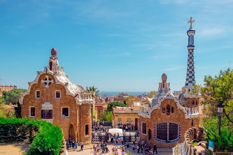 W 2022 roku władze miasta ogłosiły, że w ciągu najbliższych dwóch lat w Barcelonie zostanie podniesiony podatek turystyczny.