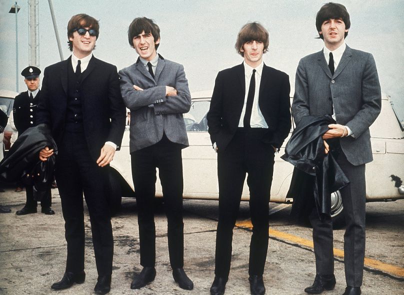 The Beatles przybywają na lotnisko Speke w Liverpoolu 10 lipca 1964 roku na premierę swojego filmu w Liverpoolu "Ciężka noc."