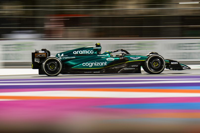 Kierowca Astona Martina, Fernando Alonso z Hiszpanii, kieruje swoim samochodem podczas Grand Prix Formuły 1 Arabii Saudyjskiej na torze Jeddah Corniche w Jeddah w Arabii Saudyjskiej, marzec 2023 r.