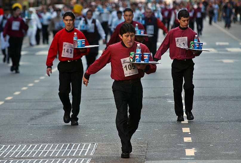 Około 200 kelnerów wzięło udział w wyścigu kelnerskim na 1600 metrów w centrum Buenos Aires w 2004 roku.