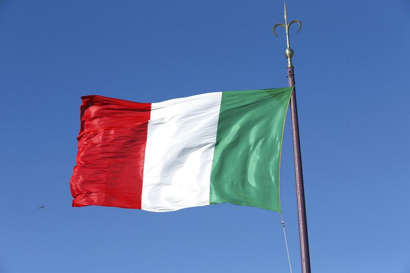 Włoska flaga powiewa podczas dwustronnego spotkania Włoch i Rosji w Trieście we Włoszech, wtorek, 26 listopada 2013 r.