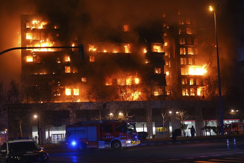 Płonie blok mieszkalny w Walencji w Hiszpanii, czwartek, 22 lutego 2024 r.
