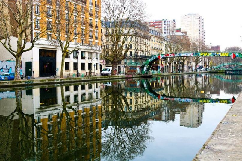 Dzielnica Canal Saint-Martin w Paryżu słynie z tętniącej życiem sceny sztuki ulicznej