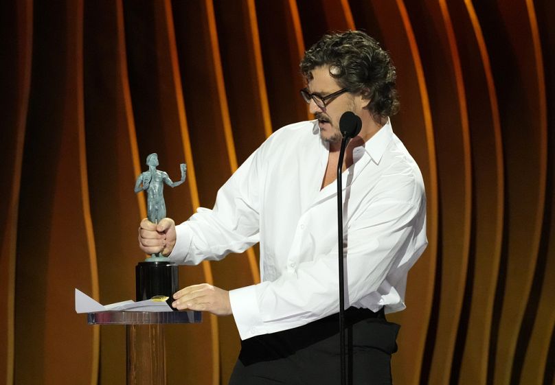 Pedro Pascal odbiera nagrodę dla najlepszego aktora w serialu telewizyjnym podczas 30. dorocznej ceremonii rozdania nagród SAG w Los Angeles.