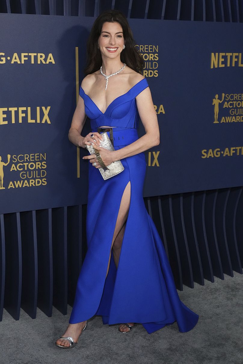 Anne Hathaway przy 30. rocznym SAG nagrodami w Los Angeles.