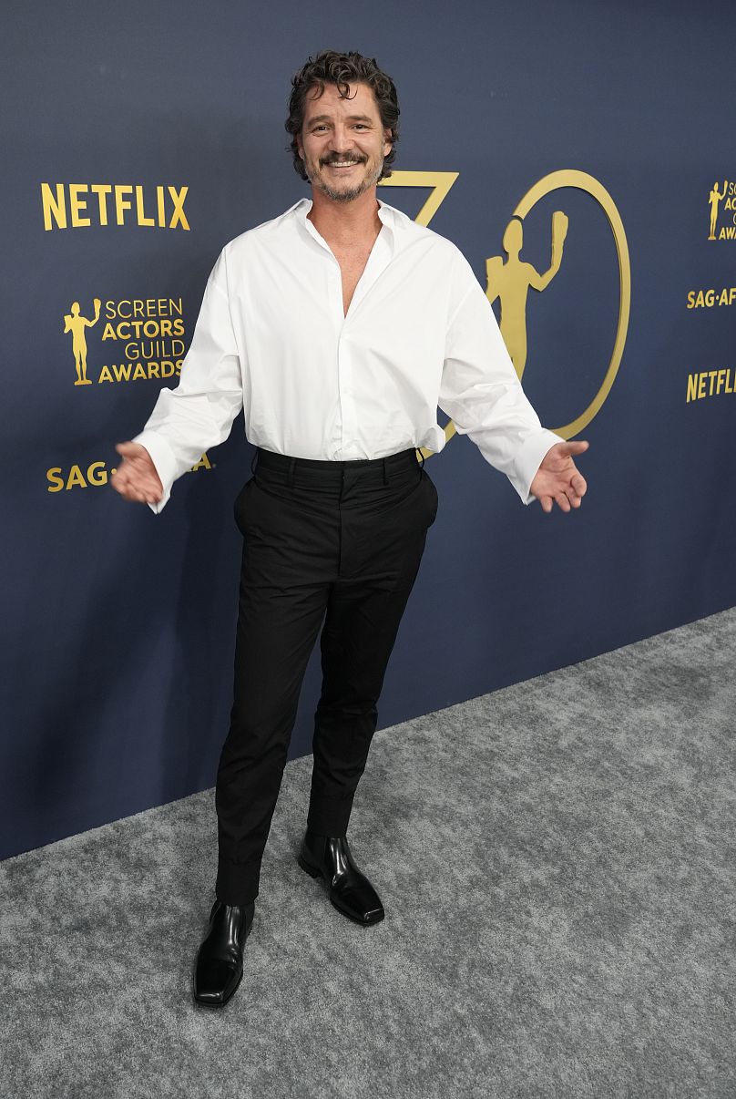 Pedro Pascal, zdobywca nagrody SAG dla najlepszego aktora w serialu dramatycznym, przy 30. dorocznym rozdaniu nagród SAG w Los Angeles.