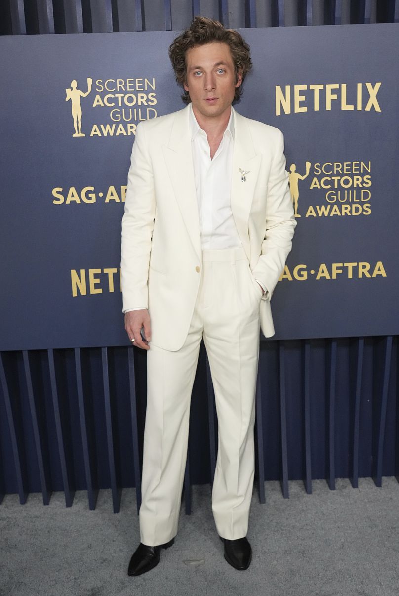 Dając fotografom swój charakterystyczny tlący się wygląd, Jeremy Allen White wygłosił oświadczenie w swoim całkowicie białym garniturze Saint Laurent.