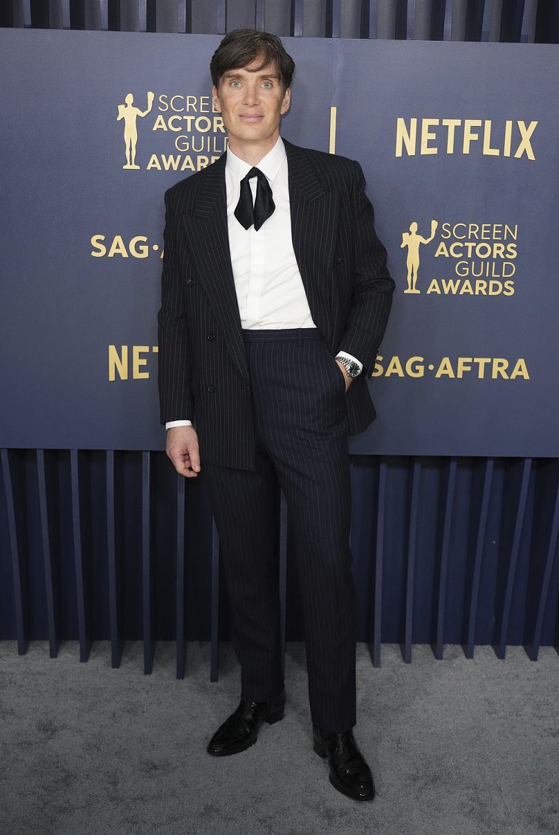 Podczas 30. dorocznej ceremonii rozdania nagród SAG w Los Angeles Cillian Murphy postawiła na nowoczesny wygląd w garniturze w prążki od Saint Laurent.