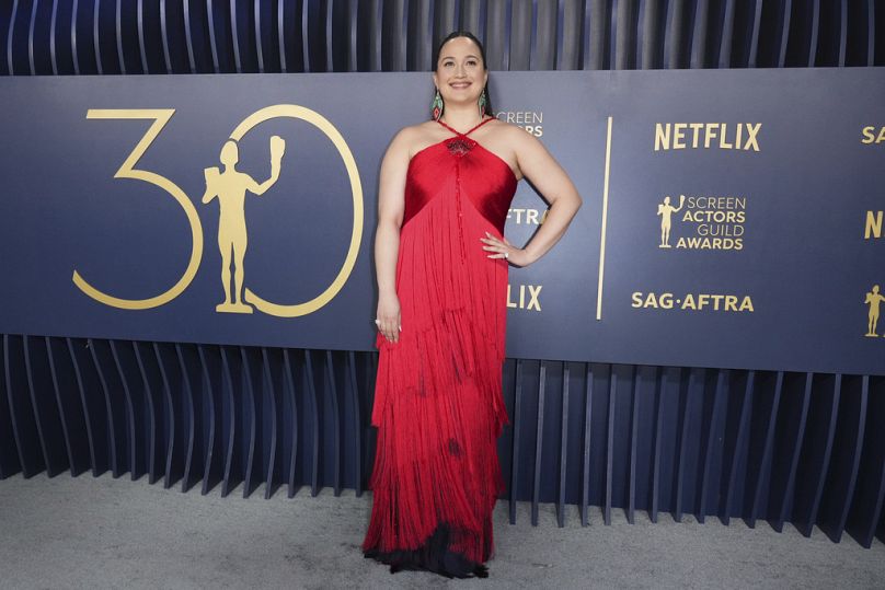 Lily Gladstone, zdobywczyni nagrody SAG za najlepszą rolę kobiecą w filmie dramatycznym, w błyszczącej czerwonej sukni od Georgio Armaniego.