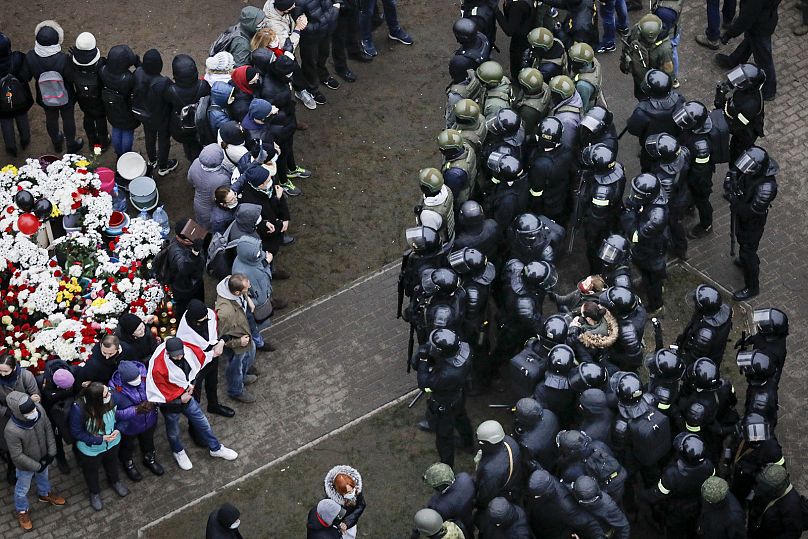 Białoruska policja blokuje demonstrantów podczas wiecu opozycji w Mińsku na Białorusi, 15 listopada 2020 r.