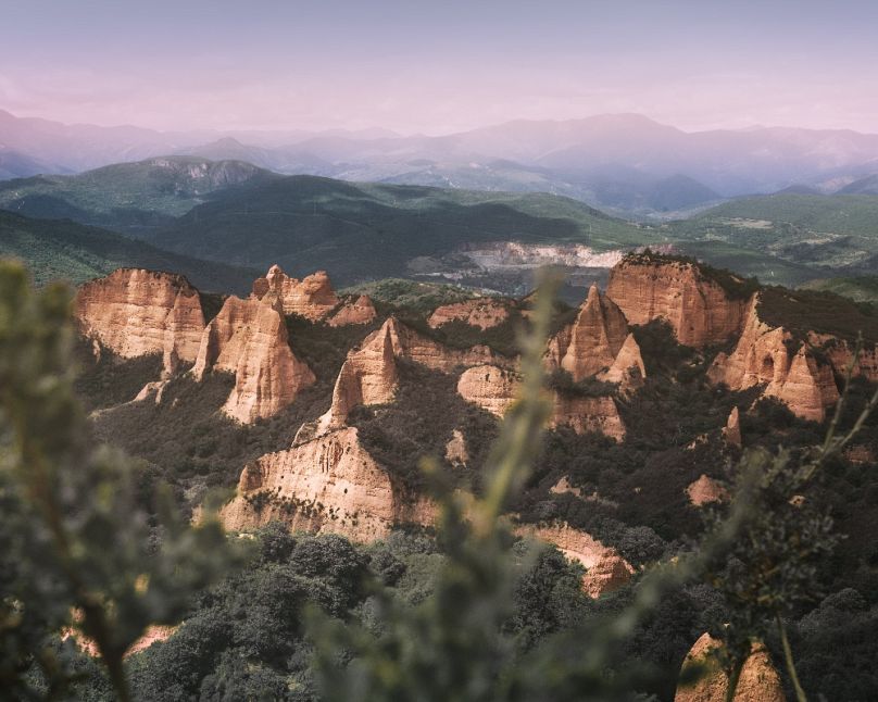 Las Médulas znane są ze swoich inspirujących czerwonawych odcieni