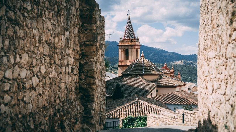 Widok na uroczą Zahara de la Sierra w Andaluzji