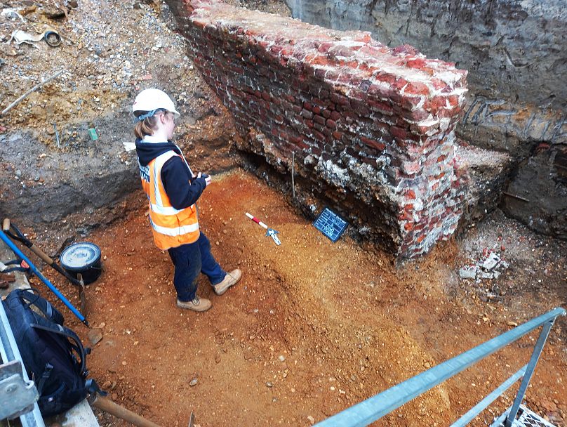 Archeolog odnotowuje odkopanie dużego pośredniowiecznego muru.