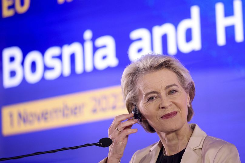 Przewodnicząca Komisji Europejskiej Ursula von der Leyen dostosowuje swój zestaw słuchawkowy podczas konferencji prasowej w Sarajewie, listopad 2023 r.