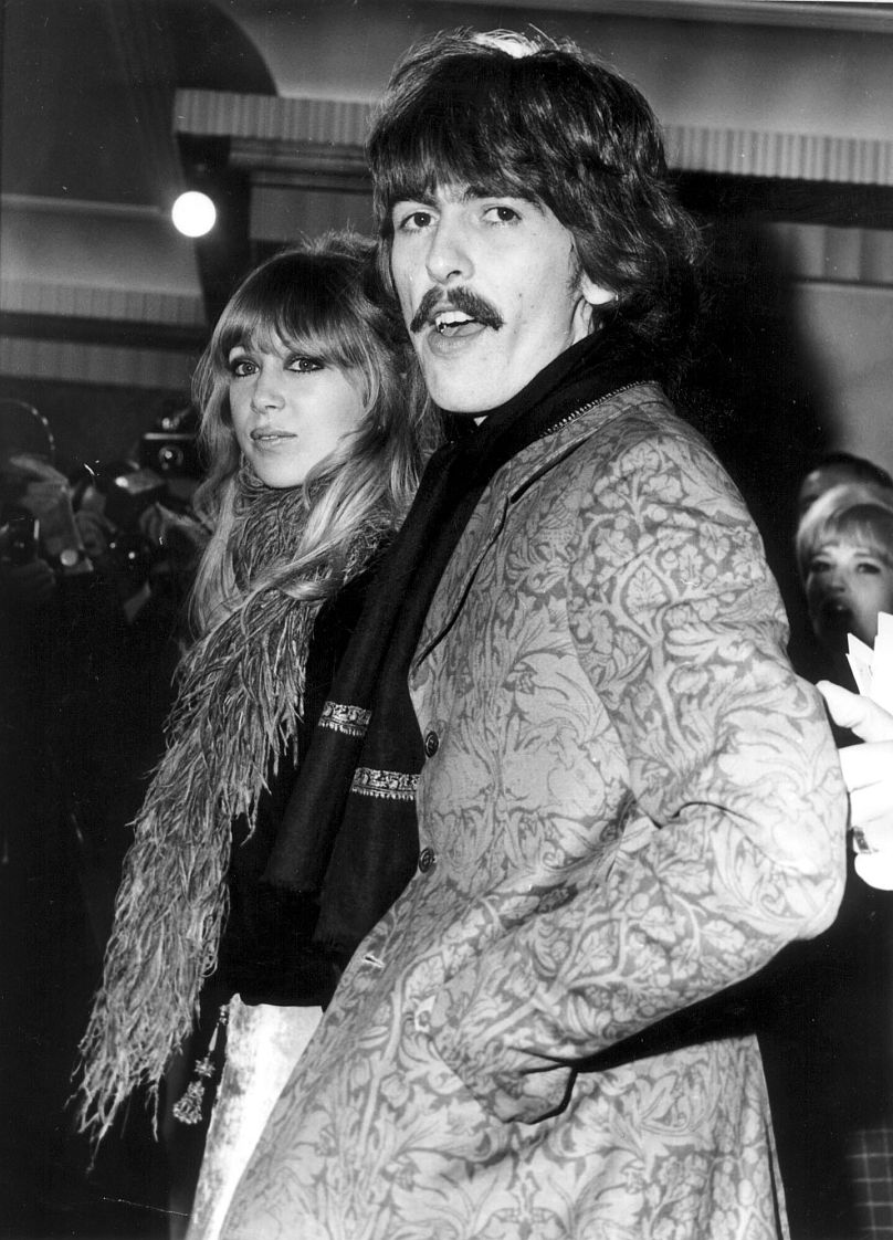 Pattie Boyd i ówczesny mąż George Harrison na londyńskiej premierze filmu w 1967 roku 