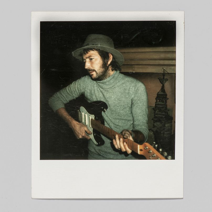 Unikalna kolorowa fotografia polaroidowa, którą Pattie Boyd zrobiła Ericowi Claptonowi z jego ulubioną gitarą Fender Stratocaster, nazywaną „Blackie”, około 1977 roku.