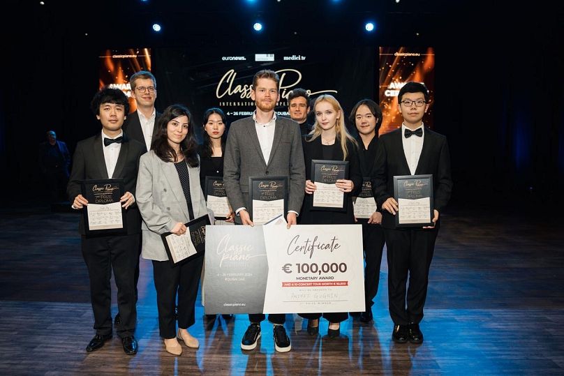 Andrey Gugnin na zdjęciu wraz z innymi finalistami podczas finału Classic Piano 2024 w Dubaju