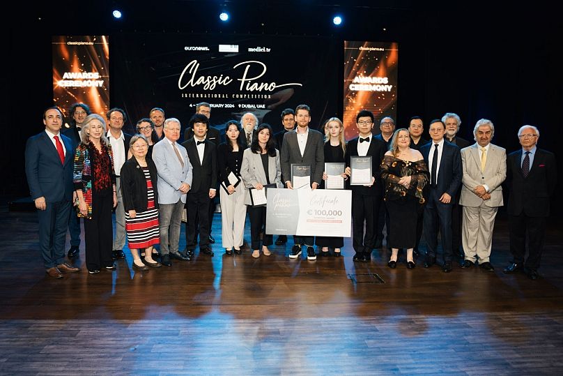 Zwycięzca konkursu Andrey Gugnin na zdjęciu wraz z innymi finalistami podczas finału Classic Piano 2024 w Zabeel Theatre w Dubaju.