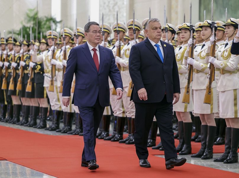 Premier Węgier Viktor Orban i jego chiński odpowiednik Li Qiang podczas ceremonii powitalnej w Wielkiej Sali Ludowej w Pekinie, październik 2023 r.