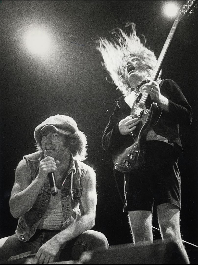 Wokalista AC/DC Brian Johnson i gitarzysta prowadzący Angus Young występują w Southern Star Amphitheatre w Houston, 12 października 1985