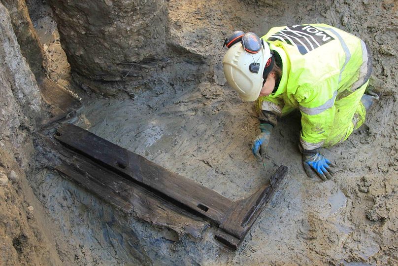 Archeolog wykopuje drewniane łóżko płaskie odkryte w Londynie