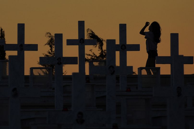 PLIK – dziewczyna przechodzi obok grobów żołnierzy poległych podczas tureckiej inwazji na Cypr w 1974 r. na cmentarzu wojskowym Tymvos Macedonitissas w Nikozji – 2023.