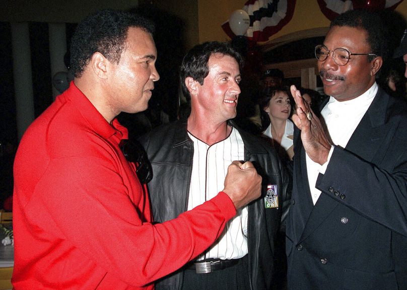 Były mistrz boksu wagi ciężkiej Muhammad Ali (z lewej) dołącza do Sylvestra Stallone i Carla Weathersa na imprezie z okazji 20. rocznicy powstania „Rocky”