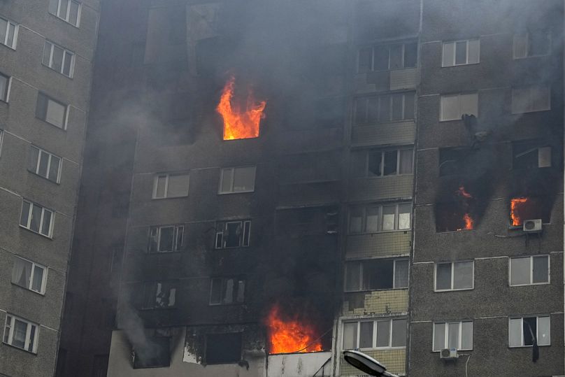 Ogień i dym unoszą się z apartamentowca po rosyjskim ataku w Kijowie na Ukrainie, środa, 7 lutego 2024 r.