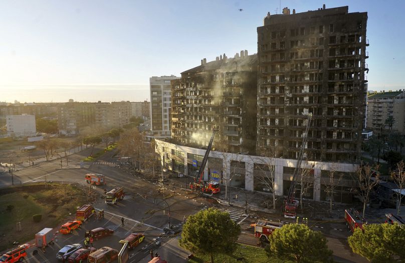 Strażacy pracują w spalonym budynku blokowym w Walencji w Hiszpanii, piątek, 23 lutego 2024 r.