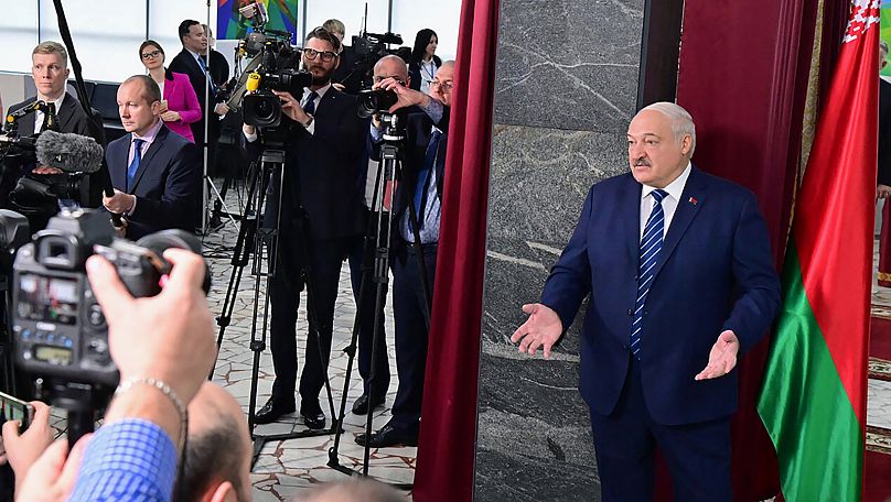 Prezydent Białorusi Aleksander Łukaszenko przemawia do mediów po głosowaniu w lokalu wyborczym w Mińsku na Białorusi, w niedzielę, 25 lutego 2024 r.