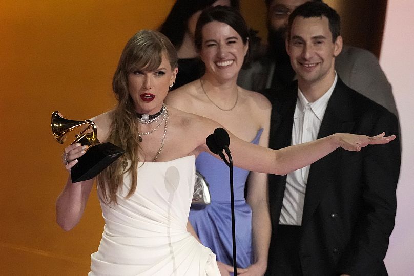 Taylor Swift odbiera nagrodę za album roku 
