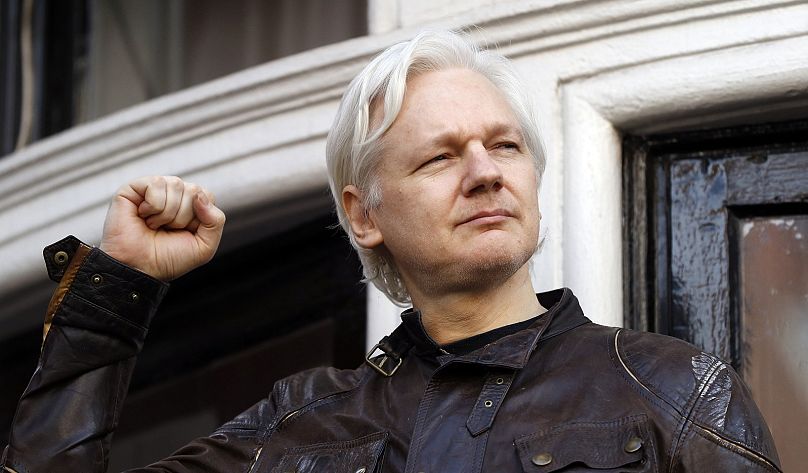 Julian Assange wita zwolenników przed ambasadą Ekwadoru w Londynie, 19 maja 2017 r.