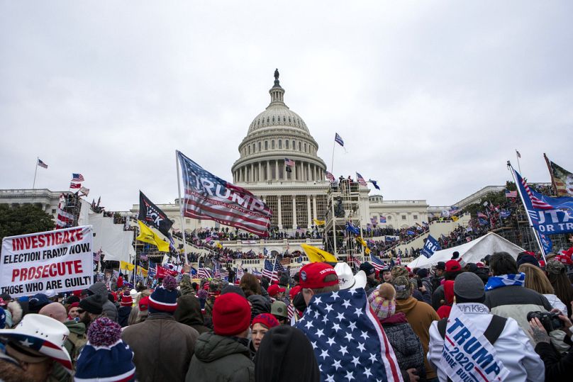 Uczestnicy zamieszek lojalni wobec prezydenta Donalda Trumpa na Kapitolu USA, 6 stycznia 2021 r.