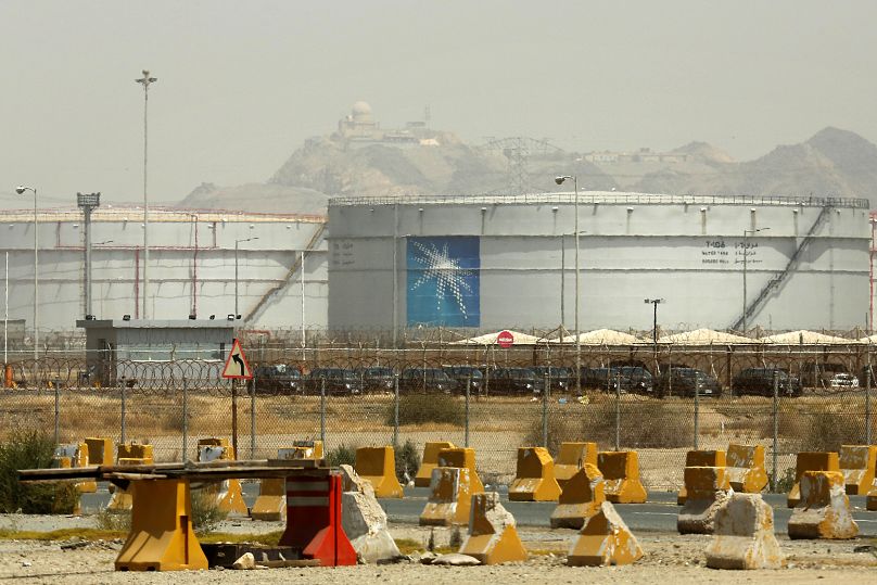 Zbiorniki magazynowe w zakładzie naftowym North Jiddah, zakładzie naftowym Aramco, w Jiddah, Arabia Saudyjska, 2021.