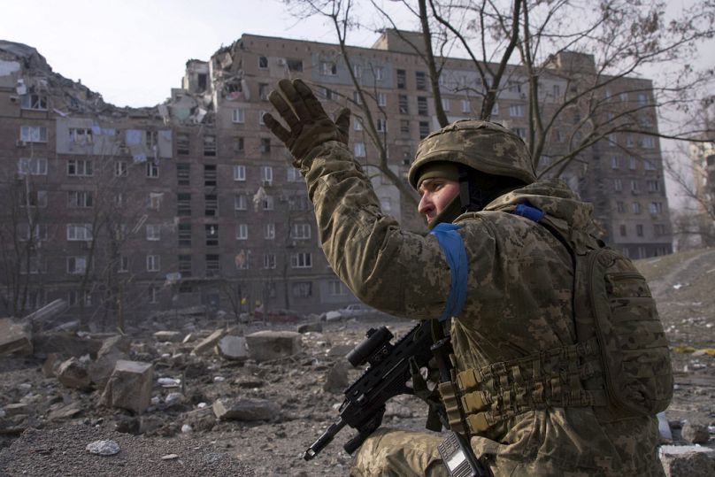 Ukraiński żołnierz strzeże swojej pozycji w Mariupolu, marzec 2022 r