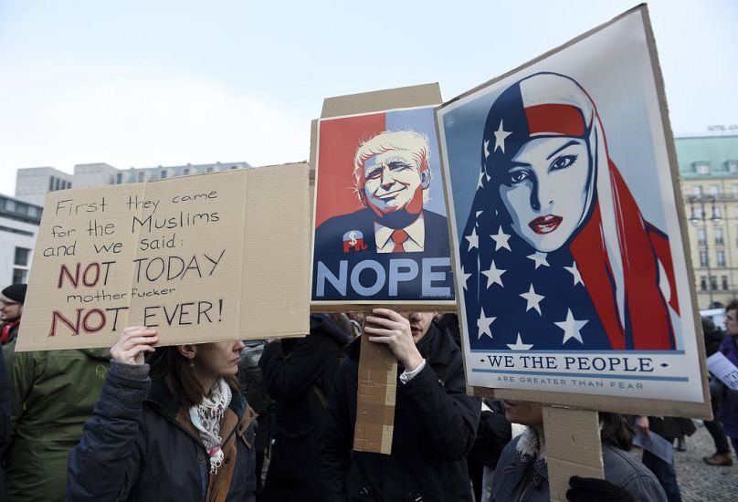 Protestujący zbierają się w pobliżu ambasady USA, aby zademonstrować przeciwko zakazowi podróżowania wydanemu przez prezydenta USA Donalda Trumpa w Berlinie, luty 2017 r.