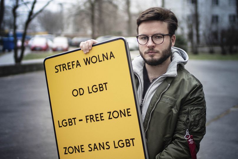 Bart Staszewski, działacz LGBT, trzyma transparent, którym protestuje przeciwko uchwałom skierowanym przeciwko LGBT, w Warszawie, styczeń 2020