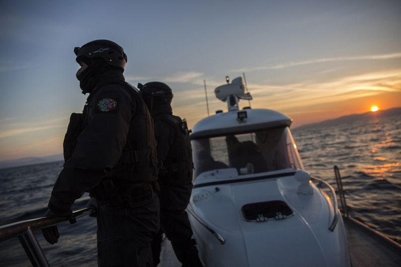 Członkowie patrolu Frontexu o wschodzie słońca w pobliżu północno-wschodniej greckiej wyspy Lesbos, grudzień 2015 r.