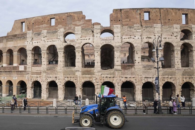 Traktor rolniczy przejeżdża przed Koloseum w Rzymie, protestując przeciwko polityce rządu i UE w dziedzinie rolnictwa, luty 2024 r.